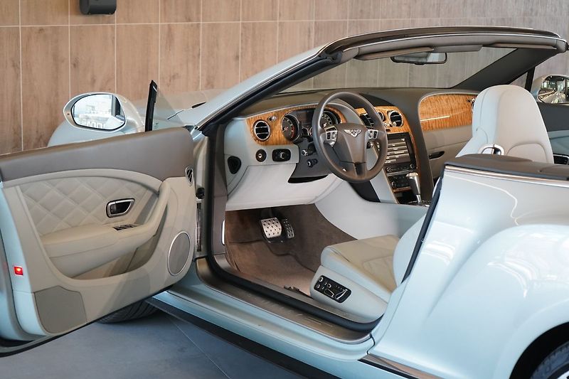 Bentley Continental GTC Mulliner, Masáže, Ventilace - fotka 15 z 52