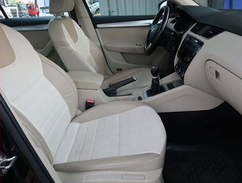 Škoda Octavia (2013) Elegance 1.8 TSI, Serv.kniha - fotka 9 z 23