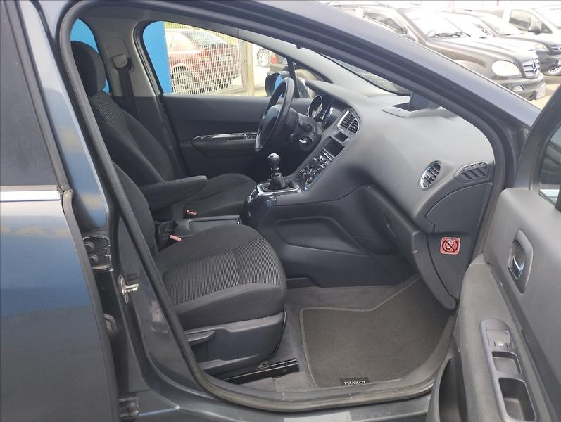 Peugeot 5008 1,6 HDi 82KW - fotka 8 z 14