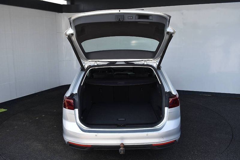 Volkswagen Passat Variant (2023) 2.0TDI 110kW DSG, LED, tažné - fotka 10 z 23