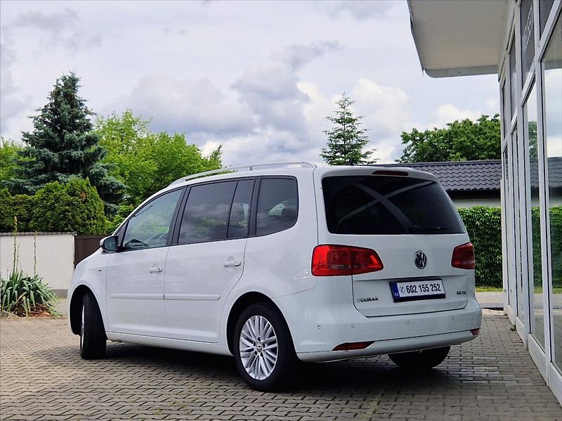 Volkswagen Touran 2,0 TDI 7MÍST VÝHŘEV KLIMA - fotka 3 z 26