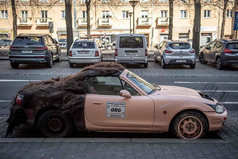 Na Hlavní třídě v Ostravě-Porubě se objevilo další výstřední auto z dílny organizátorů akce Gumbalkan, 16. srpna 2023 v Ostravě.
