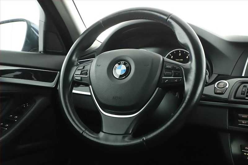 BMW Řada 5 (2015) 520d xDrive, 4X4, Automat - fotka 33 z 34