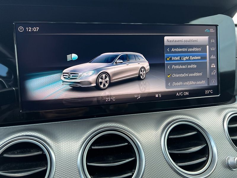 Mercedes-Benz Třídy E (2018) 2.0d AMG-line! Navi! Tažné! - fotka 37 z 42