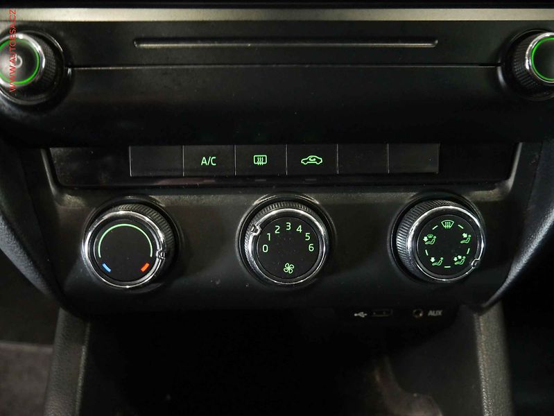 Škoda Octavia (2014) 1.6TDi, ČR, AC, park.asist - fotka 13 z 15