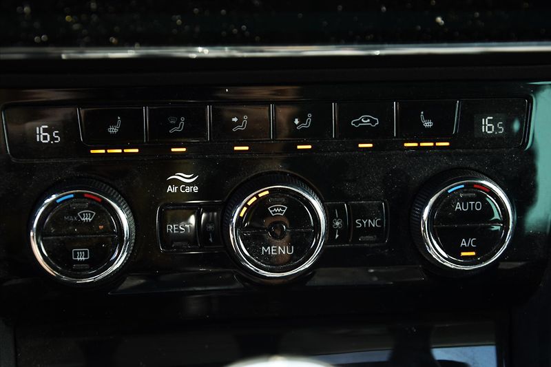 Škoda Superb 2.0TDI STYLE TAŽNÉ 1.MAJ. ČR - fotka 23 z 27