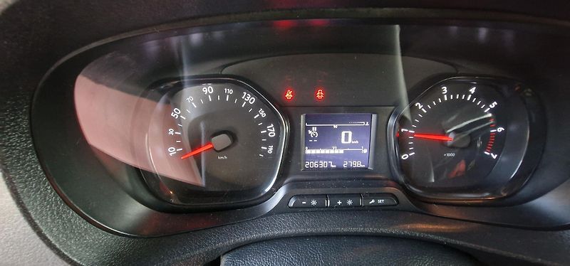 Peugeot Expert (2018) Expert traveller L2 1.6 BlueHD - fotka 9 z 18