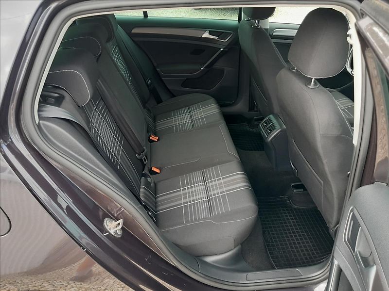 Volkswagen Golf VII 1,2 TSI 81kW LOUNGE - fotka 28 z 60