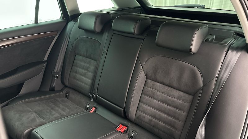Škoda Superb 2.0 TDI DSG 4x4 Scout Combi - fotka 15 z 29