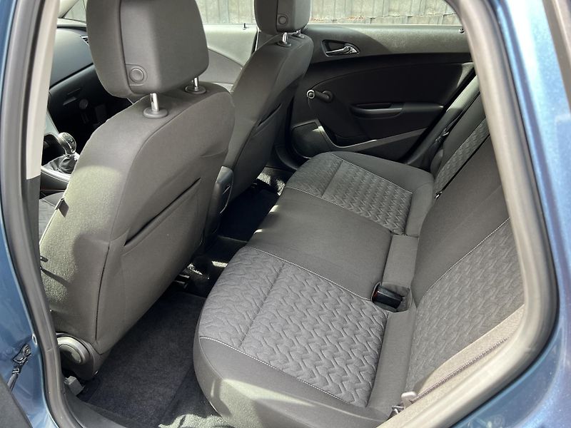 Opel Astra 1.4T 103 kW 1.MAJ SERVISKA - fotka 10 z 13