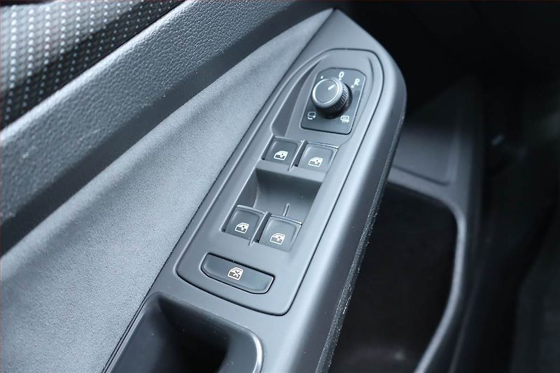 Volkswagen Golf (2021) R-Line 1.5 eTSI - fotka 22 z 25