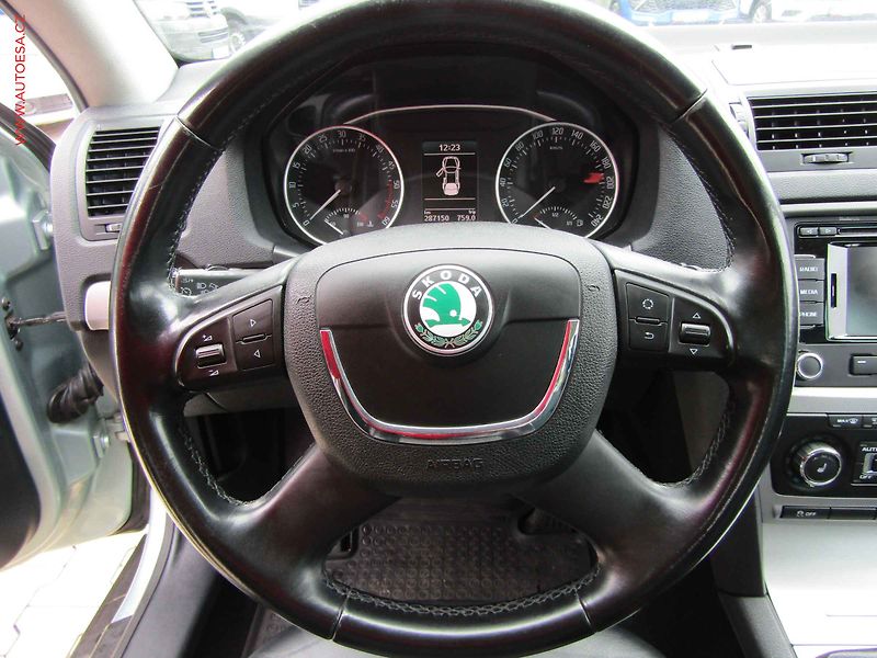Škoda Octavia (2011) 2.0 TDi, 1.maj, AC, park - fotka 14 z 17