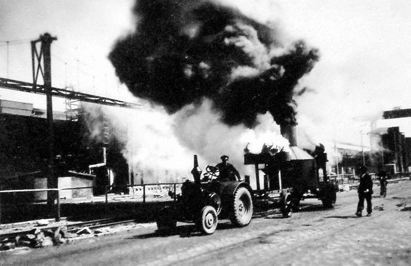 Nákladní vůz Matford při zkoušce umělého zamlžení v areálu chemického závodu v Záluží u Mostu 1. července 1944.