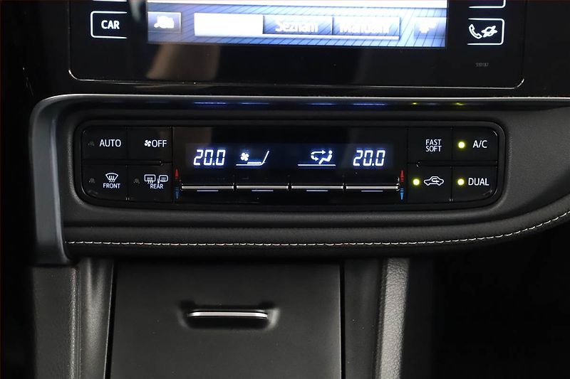 Toyota Corolla (2017) 1.6 Valvematic, Serv.kniha - fotka 12 z 17