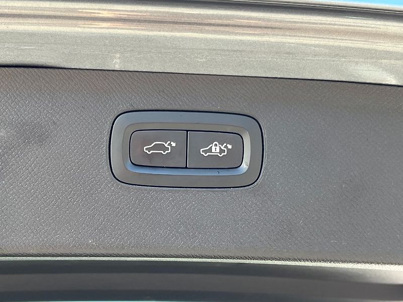 Volvo XC90 Momentum D5 AWD 173kW - fotka 12 z 32