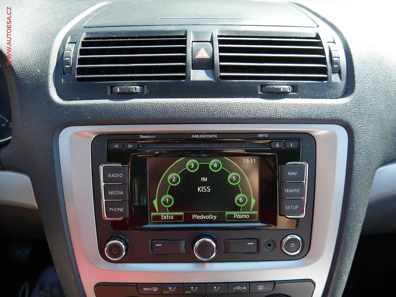 Škoda Octavia (2010) 1.6TDi, Navi, xenon - fotka 16 z 18