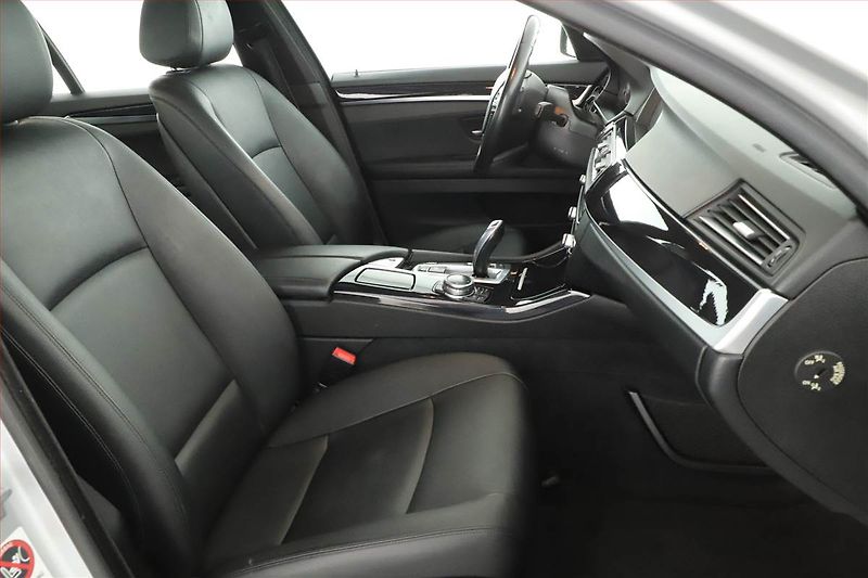 BMW Řada 5 (2014) 520d, Automat, Kůže, Tempomat - fotka 17 z 20