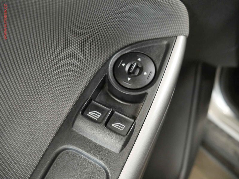 Ford Focus (2013) 1.6 TDi, AC, temp, tažné - fotka 19 z 20