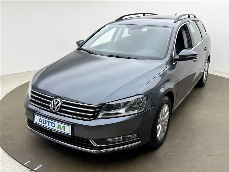 Volkswagen Passat 1,4 TSi NAVI SENZORY TAŽNÉ - fotografie inzerátu