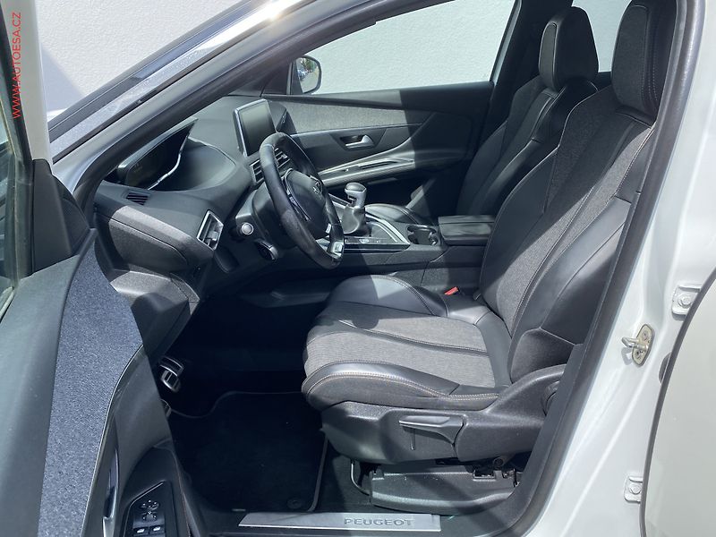 Peugeot 3008 (2016) 2.0 HDi, GT Line, LED, navi - fotka 9 z 18