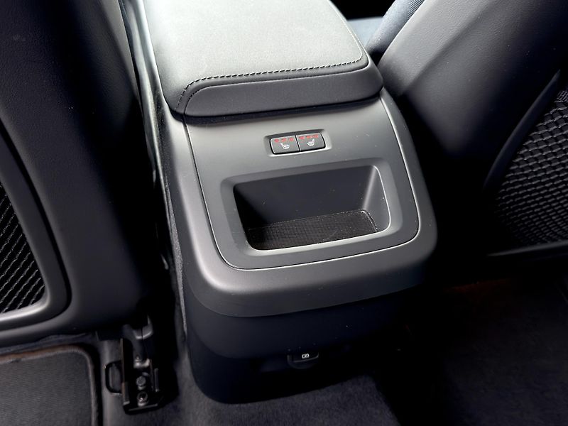 Volvo XC60 B5 AWD PLUS DARK // REZERVACE - fotka 15 z 49