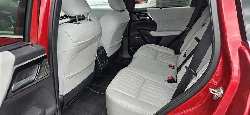 Mitsubishi Outlander 2,4 PHEV 4x4  INSTYLE - fotka 11 z 20