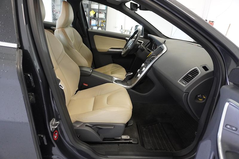Volvo XC60 2,0 D4 AUTOMAT - fotka 26 z 32