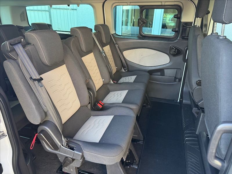 Ford Tourneo Custom 2,2 L2,Titanium, 92kW - fotka 20 z 26