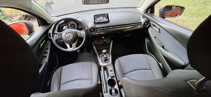 Mazda 2 1.5 66 KW výbava - fotka 34 z 41