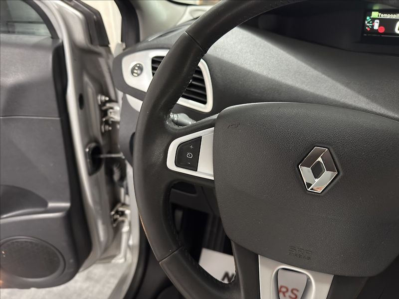 Renault Grand Scénic 1,5   DCI AUTOMAT NAVI ČIDLA - fotka 11 z 36