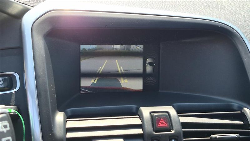 Volvo XC60 2,4 D5 158KW R-Design Momentum - fotka 17 z 23