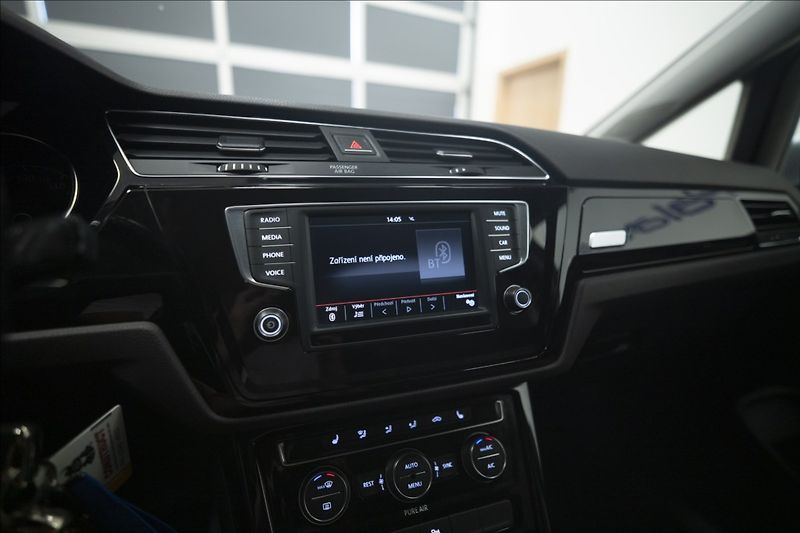 Volkswagen Touran 2,0 TDI MASÁŽ KAMERA VÝHŘEV ČR - fotka 32 z 39