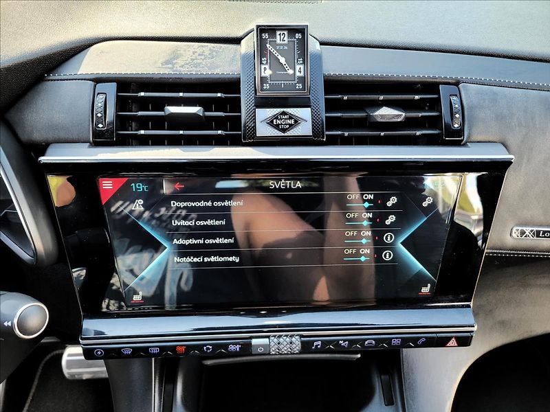 DS Automobiles DS7 Crossback 1,6 Louvre PHEV,4x4,kůže,LED - fotka 24 z 41