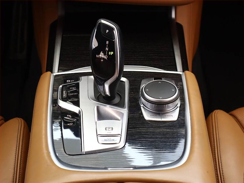 BMW Řada 7 (2019) M Paket 730d - fotka 11 z 22