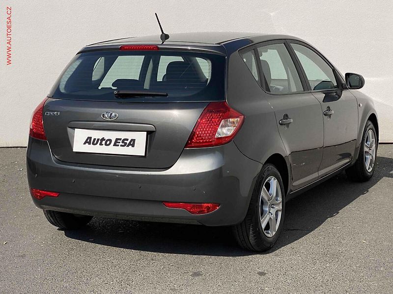 Kia Ceed (2011) 1.4i, ČR, AC, temp. - fotka 4 z 16