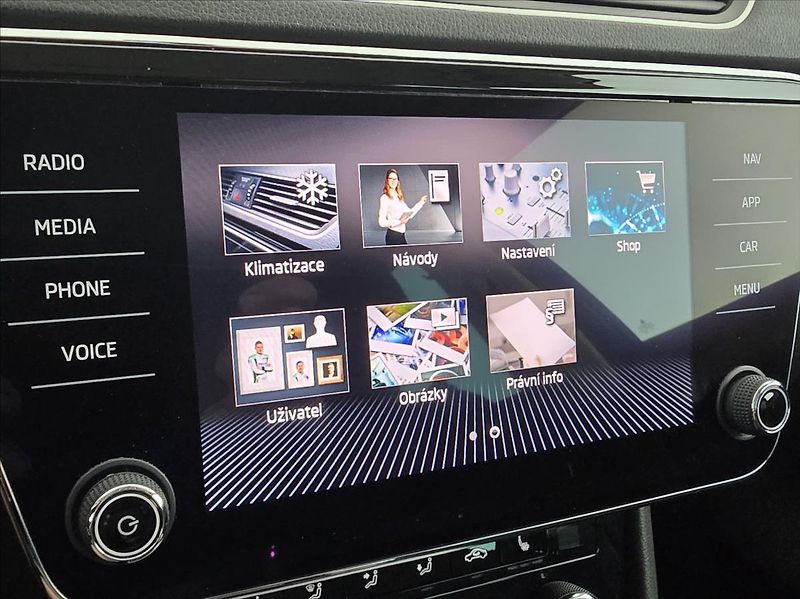 Škoda Superb 2,0 Style+, ACC, Virtual, Kame - fotka 12 z 25