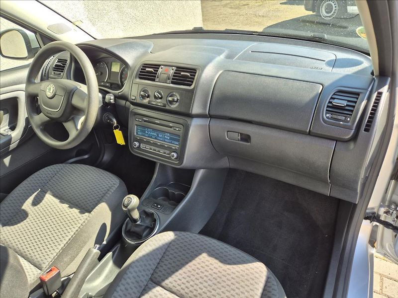 Škoda Fabia (2010) 1,4 i 16V Combi Klima Facelift - fotka 22 z 27