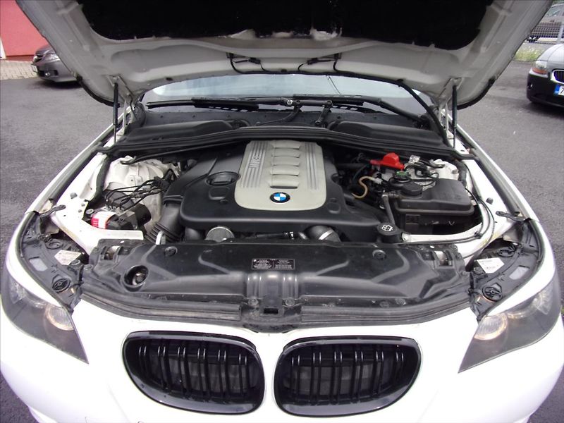 BMW Řada 5 3,0 525d xDrive Touring - fotka 22 z 23