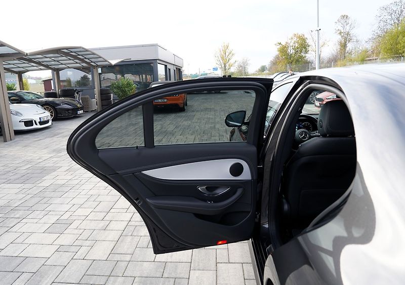 Mercedes-Benz Třídy E E 200 4Matic AMG/LED/360/ČR - fotka 17 z 44