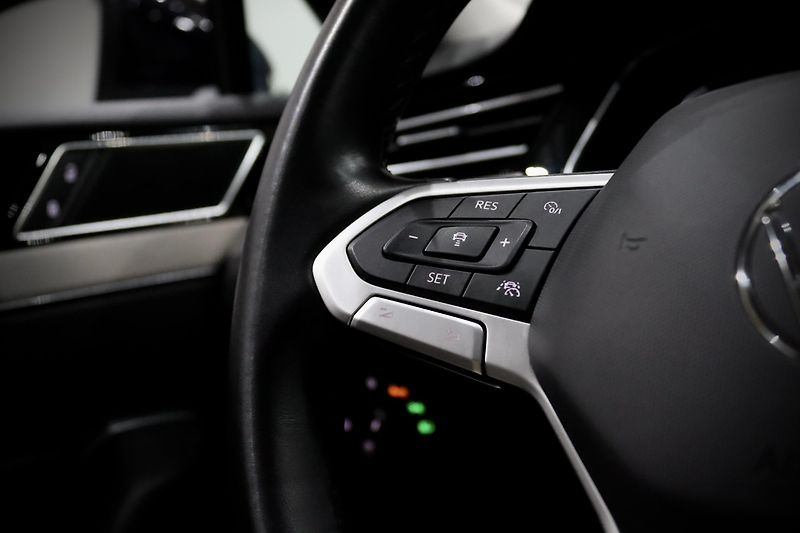 Volkswagen Passat 2.0 TSI 140 kW DSG Elegance - fotka 25 z 47