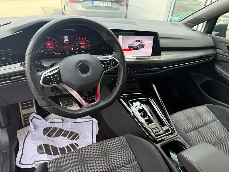 Volkswagen Golf GTI 2.0 TSI 180kW DSG - fotka 10 z 24