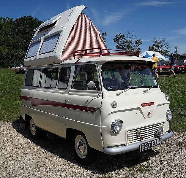 Legendární Ford Transit si zahrál hlavní roli v nové rodinné komedii. Na snímku je herec Lukáš Příkazký při natáčení jedné ze scén.