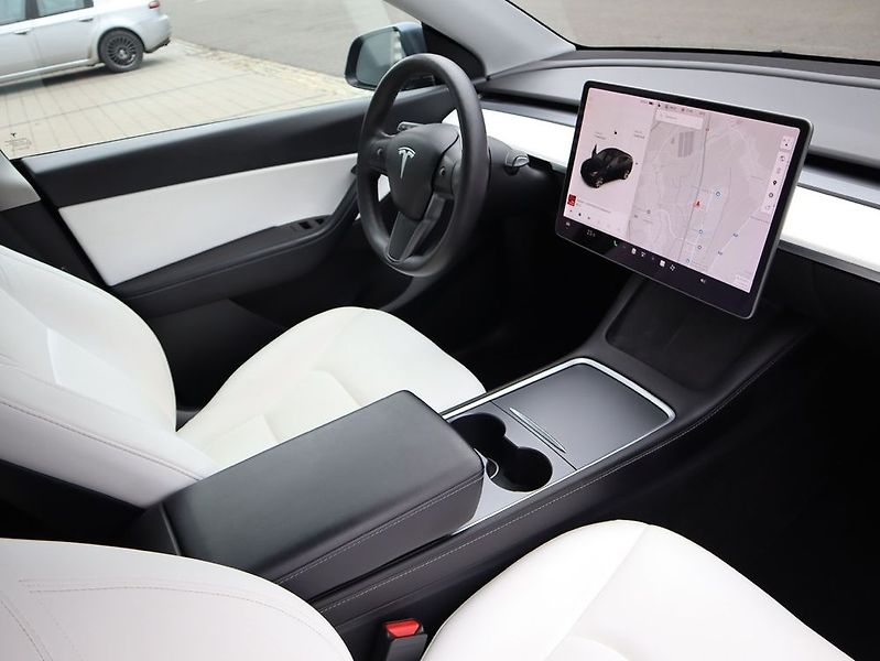 Tesla Model Y (2022) - fotka 22 z 45