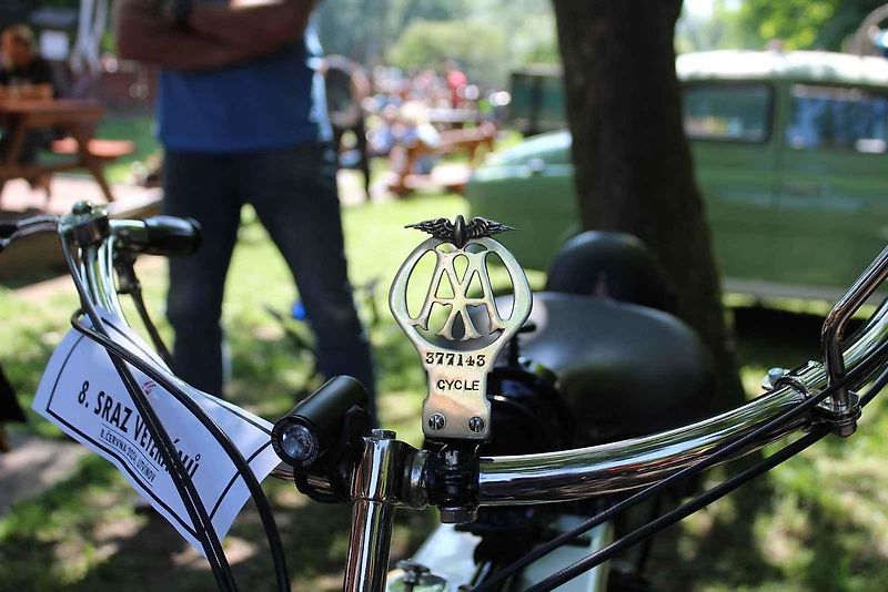 Motocykl Douglas W z roku 1917 byl k vidění na letošním, již 8. srazu historických vozidel v Litvínově na Loučkách.