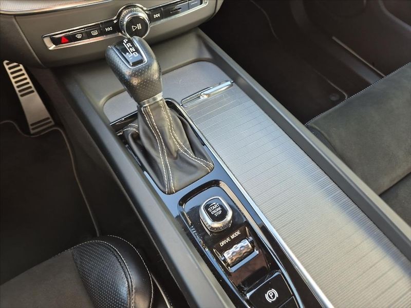 Volvo XC60 2,0 D4 AWD R-Design - fotka 15 z 18