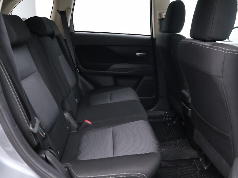Mitsubishi Outlander 2,0 MIVEC 110kW Intense 4WD - fotka 12 z 34