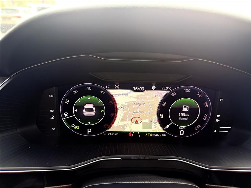 Škoda Superb 2,0 TDi Laurin & Klement - fotka 13 z 54