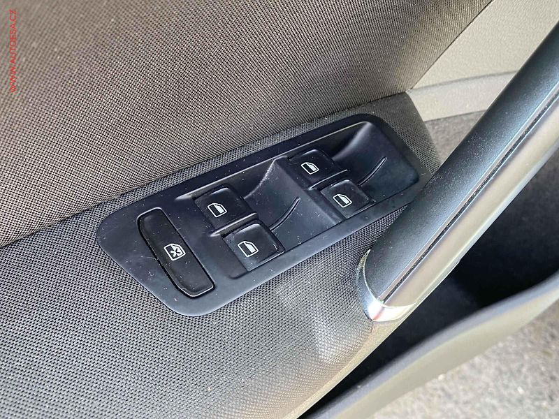 Volkswagen Golf (2014) 1.6 TDi, Comfortline, +kola - fotka 13 z 17