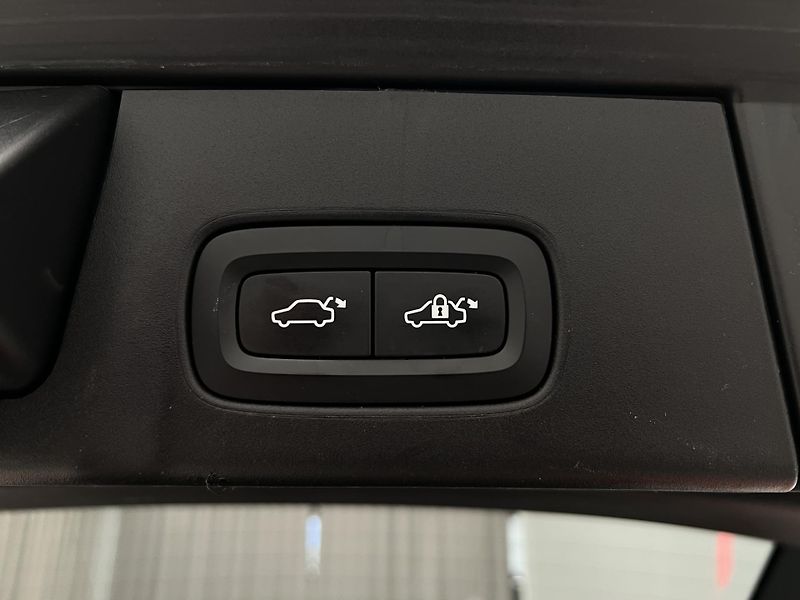 Volvo V90 CC D5 AWD PRO AUT - fotka 39 z 41