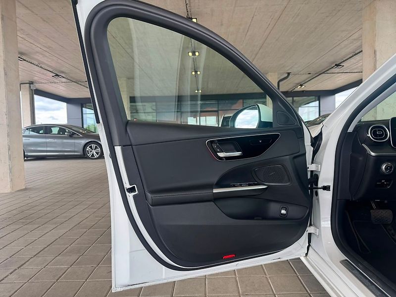 Mercedes-Benz Třídy C 220d 4MATIC - fotka 9 z 20